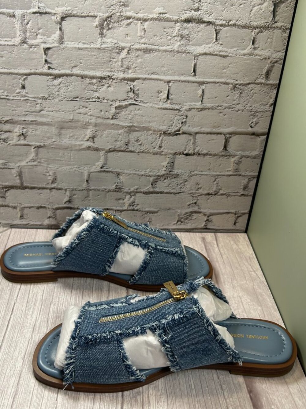MICHAEL KORS BERKLEY FLAT SANDAL (9,5) - Picture 9 of 12